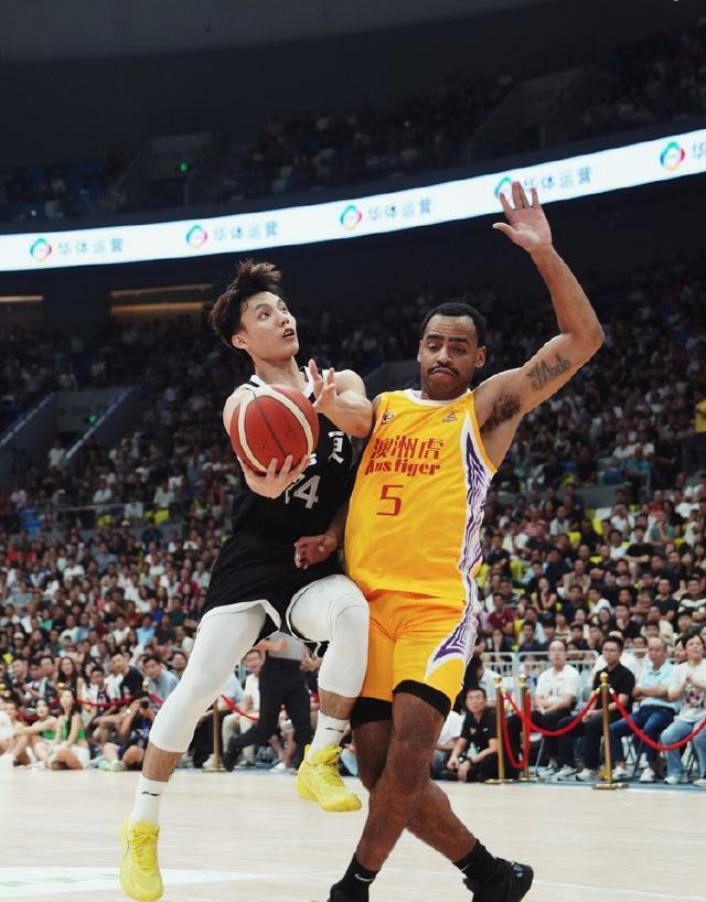 守都在线, 划战术, 表扬了徐杰 守都在线, 划战术, 表扬了徐杰