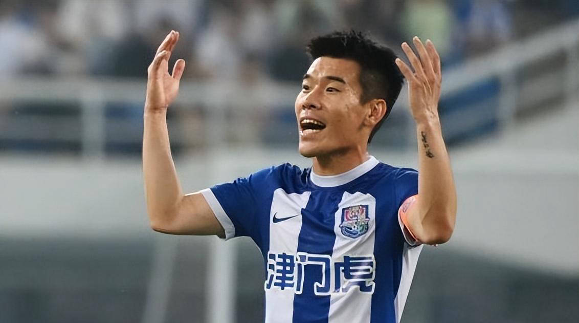 队中踢过主, 帅于根伟的