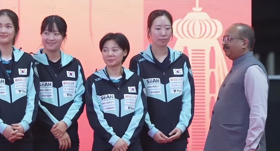 赛女团颁奖, 嘟脸超可爱